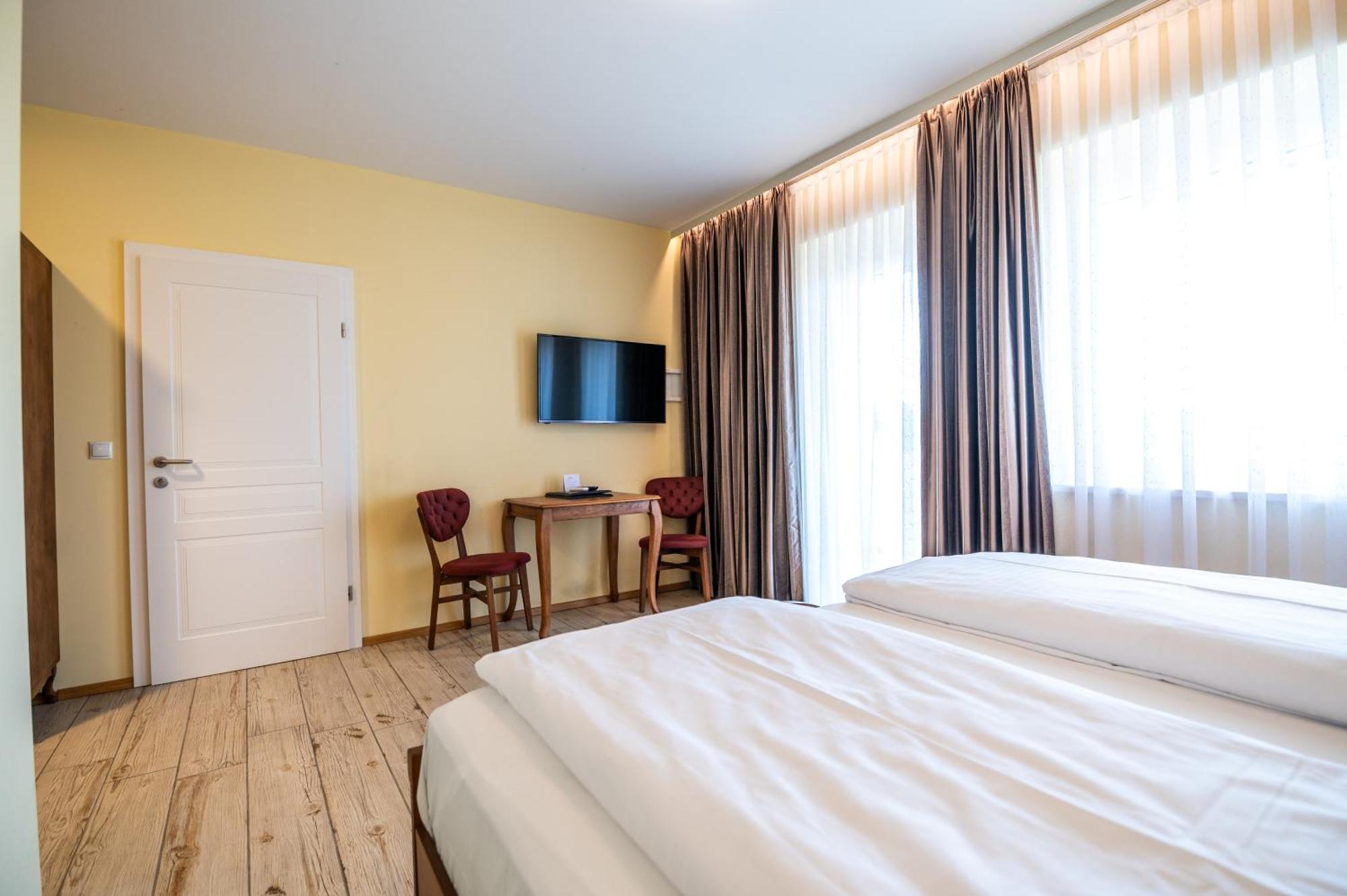 Vulkan Residenz Hotel I Self Check-In Schwarzautal エクステリア 写真