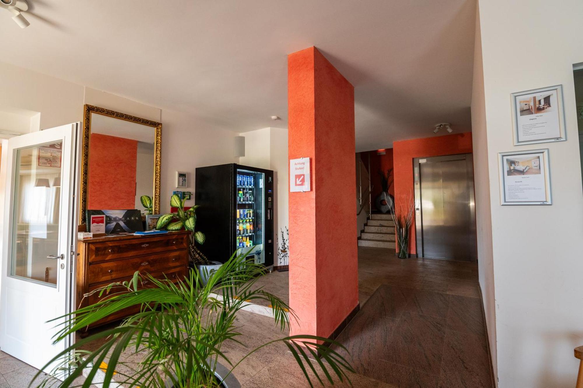 Vulkan Residenz Hotel I Self Check-In Schwarzautal エクステリア 写真